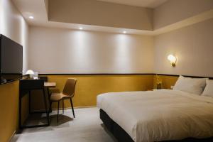 Postel nebo postele na pokoji v ubytování Giant Rich Hotel