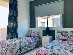 1 dormitorio con 2 camas y ventana en Diana Townhouse 5, en Pafos