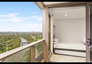 Φωτογραφία από το άλμπουμ του Classy Sleek Two Bedroom Apartment with Expansive River Views in the Heart of Sydney's Second CBD στο Σίδνεϊ
