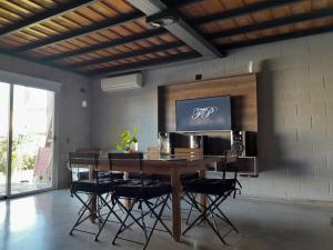 - une salle à manger avec une table et des chaises en bois dans l'établissement Casa Quinta FP en Rio Cuarto, à Río Cuarto