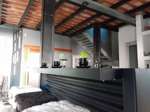 里奧誇爾托的住宿－Casa Quinta FP en Rio Cuarto，一间厨房,里面设有黑色台面