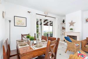 a dining room with a table and chairs at Bini Lisa in Binibeca