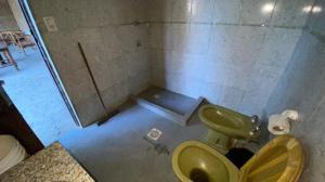 e bagno con servizi igienici verdi e doccia. di shalom salomón- punta iglesia dúplex - cabañas a Paso de la Patria Altre 15 foto