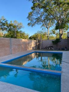 una piscina en un patio junto a una pared de ladrillo en shalom salomón- punta iglesia en Paso de la Patria