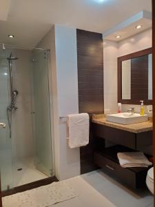 y baño con lavabo y ducha. en ELEGANTE SUITE CUMBAYA QUITO, en Quito