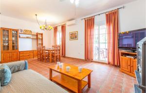 un soggiorno con divano e tavolo di Beautiful Apartment In Alcaucn With Wifi ad Alcaucín