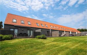 ein Haus mit einem orangenen Dach auf einem Hof in der Unterkunft Gorgeous Apartment In Sams With Kitchen in Onsbjerg