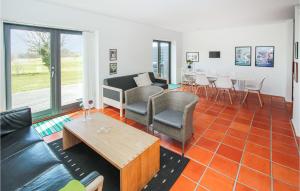 ein Wohnzimmer mit einem Sofa, Stühlen und einem Tisch in der Unterkunft Gorgeous Apartment In Sams With Kitchen in Onsbjerg
