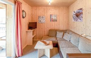ザンクト・ローレンツェン・オプ・ムーラウにあるStunning Home In St,georgen Am Kreischb, With 2 Bedrooms And Saunaのリビングルーム(ソファ、テーブル付)