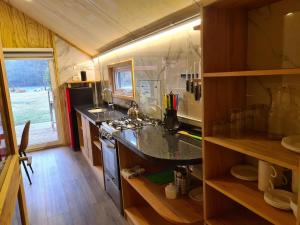 cocina con fregadero y encimera en Sollipulli Cabaña Chucao, Lodge Nevados de Sollipulli, en Melipeuco