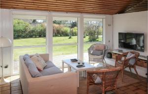 uma sala de estar com um sofá e uma mesa em Awesome Home In Sams With House Sea View em Ballen
