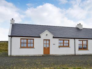 a white house with a black roof at Beith in Kilmuir