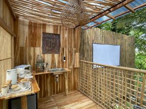 een keuken met een wastafel en een houten muur bij La Royale Nusa Penida in Toyapakeh