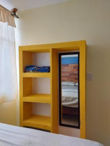 1 dormitorio con litera y espejo en Xhunco House en Santa Cruz - Huatulco
