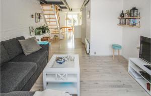 Cozy Apartment In Sams With House Sea View في Ballen: غرفة معيشة مع أريكة وطاولة