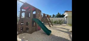 ラ・ロマーナにあるBeautiful Condo in La Romana with pool near Caleta Beachの庭滑り台付き遊び場