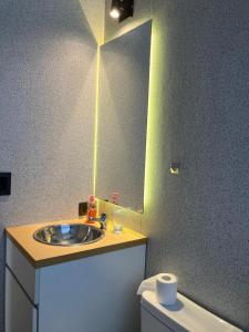 W łazience znajduje się umywalka i lustro. w obiekcie Casa Vino Andino w mieście La Consulta