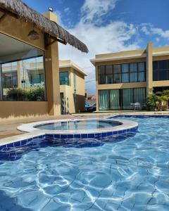 uma grande piscina em frente a um edifício em Casa Milagres Morada do Toque l Prêmio travellers choice 2023 em São Miguel dos Milagres