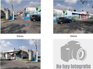 twee foto's van een stad met een auto en een gebouw bij Casa en Bosques de San Sebastián in Santa María Xonacatepec