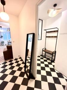 a room with a black and white checkered floor at COTON Industriel Proche Gare et Centre in Melun