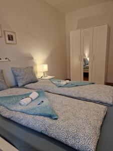 Dos camas en un dormitorio con toallas. en Bastis City Rooms en Lucerna