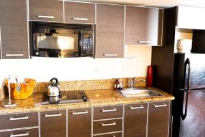 cocina con fregadero y microondas en Luxury Beverly Hills Apartment, en Los Ángeles