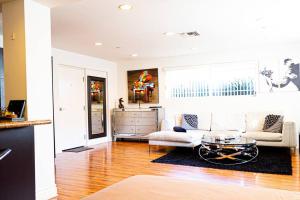 uma sala de estar com um sofá e uma mesa em Luxury Beverly Hills Apartment em Los Angeles