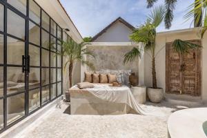 ケロボカンにあるLuxe & Unique honeymoon Bocami Suites- 1 by OriVistaのヤシの木が茂るパティオ