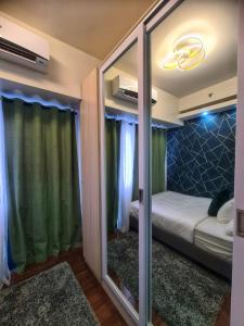 une chambre avec un miroir et un lit dans une pièce dans l'établissement Awesome Value, Great Location, à Manille