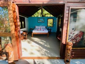 Drzwi do sypialni z łóżkiem w obiekcie Freshwater Private Resort w mieście Luganville