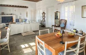 - un salon avec une table et un canapé dans l'établissement Stunning Home In Sifnos With House Sea View, à Sifnos