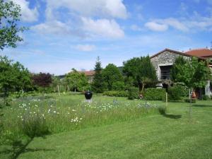 Vonkajšia záhrada v ubytovaní Gîte familial avec terrasse panoramique et cheminée, idéal pour randonnées près de Retournac - FR-1-582-355