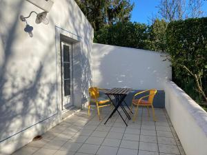 Balkon lub taras w obiekcie Charmante Maison avec Jardin, Terrasse et Parking - Animaux Acceptés - FR-1-418-196