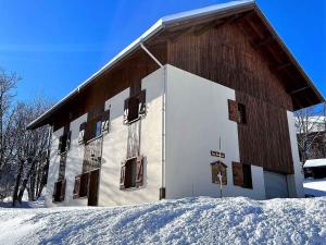 stodoła ze śniegiem przed nią w obiekcie Appartement cosy aux Sybelles, grand extérieur, garage privé, proche pistes, parfait pour familles - FR-1-267-246 w mieście Villarembert