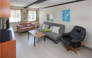 ein Wohnzimmer mit einem Sofa und einem Stuhl in der Unterkunft Awesome Home In Sams With Wifi in Ballen