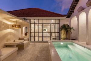 einen Pool in einem Haus mit einem Schlafzimmer in der Unterkunft Luxe & Unique honeymoon Bocami Suites- 2 by OriVista in Kerobokan + 21 Fotos
