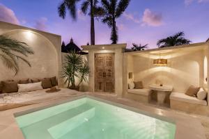 einen Pool in einem Haus mit einem Bett und einem Waschbecken in der Unterkunft Luxe & Unique honeymoon Bocami Suites- 2 by OriVista in Kerobokan