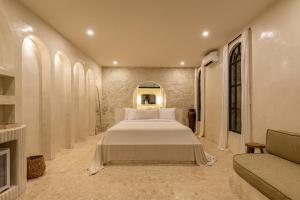 Ein Bett oder Betten in einem Zimmer der Unterkunft Luxe & Unique honeymoon Bocami Suites- 2 by OriVista