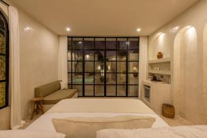 Ein Bett oder Betten in einem Zimmer der Unterkunft Luxe & Unique honeymoon Bocami Suites- 2 by OriVista