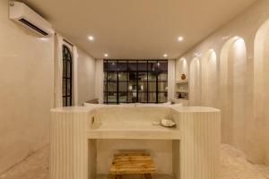 ein Badezimmer mit einer großen Badewanne und einem Kamin in der Unterkunft Luxe & Unique honeymoon Bocami Suites- 2 by OriVista in Kerobokan