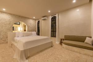 Ein Bett oder Betten in einem Zimmer der Unterkunft Luxe & Unique honeymoon Bocami Suites- 2 by OriVista