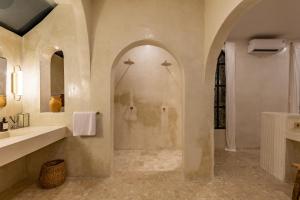 Ein Badezimmer in der Unterkunft Luxe & Unique honeymoon Bocami Suites- 2 by OriVista