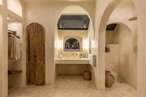 Ein Badezimmer in der Unterkunft Luxe & Unique honeymoon Bocami Suites- 2 by OriVista