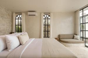 Ein Bett oder Betten in einem Zimmer der Unterkunft Luxe & Unique honeymoon Bocami Suites- 2 by OriVista