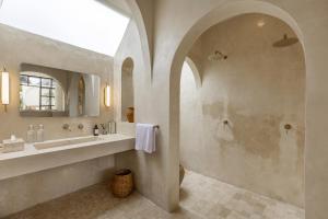 Ein Badezimmer in der Unterkunft Luxe & Unique honeymoon Bocami Suites- 2 by OriVista