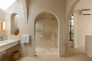 Ein Badezimmer in der Unterkunft Luxe & Unique honeymoon Bocami Suites- 2 by OriVista