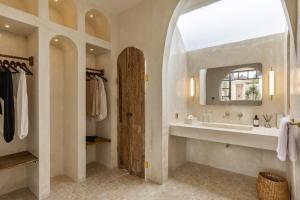 Ein Badezimmer in der Unterkunft Luxe & Unique honeymoon Bocami Suites- 2 by OriVista