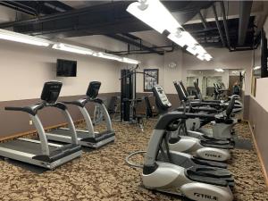 un gimnasio con cintas de correr y máquinas elípticas en Morning Star Lodge - Hosted by Linda, en Kellogg