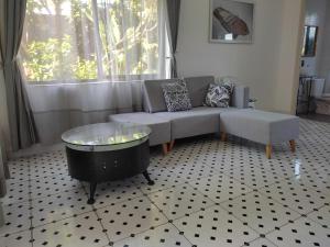 Domaine d'Aba في دا نانغ: غرفة معيشة مع أريكة وطاولة قهوة