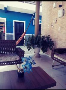 - une terrasse couverte avec 2 chaises et un hamac dans un bâtiment dans l'établissement Flatstom, à Parnaíba